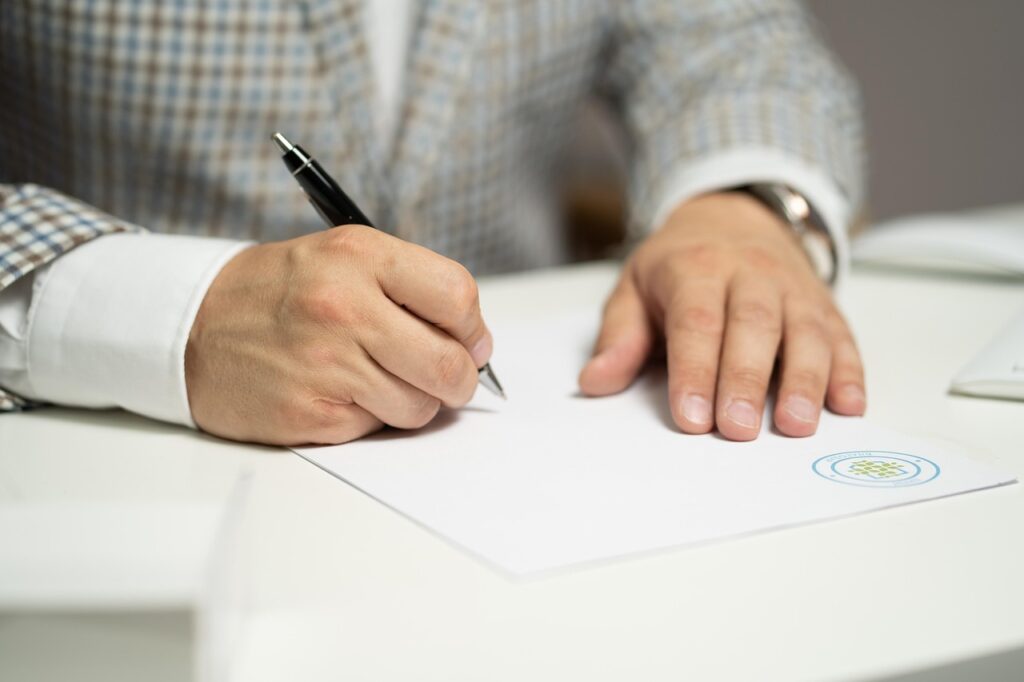 Firma di un contratto su carta