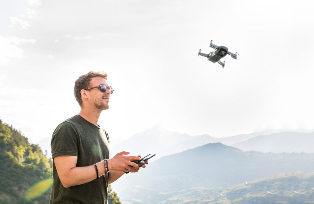 Pilota con il radiocomando e il drone in volo