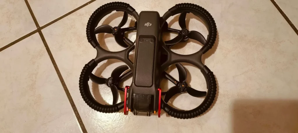 DJI Avata 2 visto dall’alto, con i paraeliche integrati