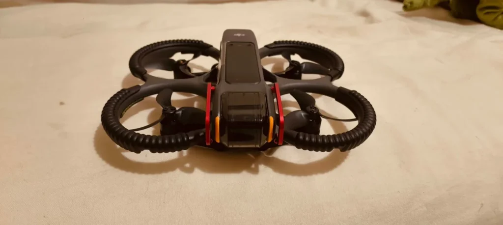 DJI Avata 2 visto di fronte, con la fotocamera e i paraeliche
