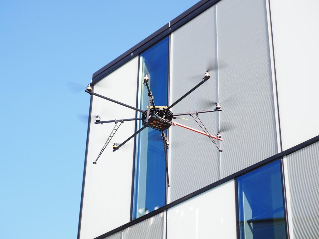 Multirotore professionale in volo vicino a un edificio