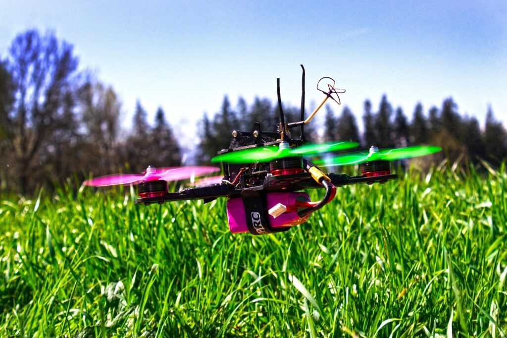 Drone appoggiato sull’erba pronto al decollo