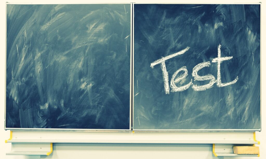 Lavagna con la scritta «Test»