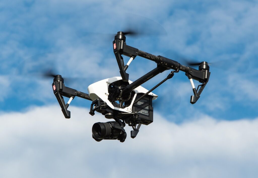 Drone con fotocamera in volo nel cielo