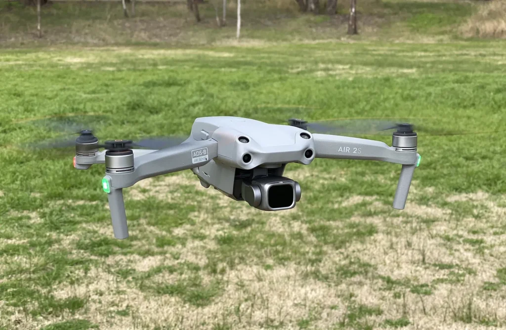 DJI Air 2S in volo sopra un prato