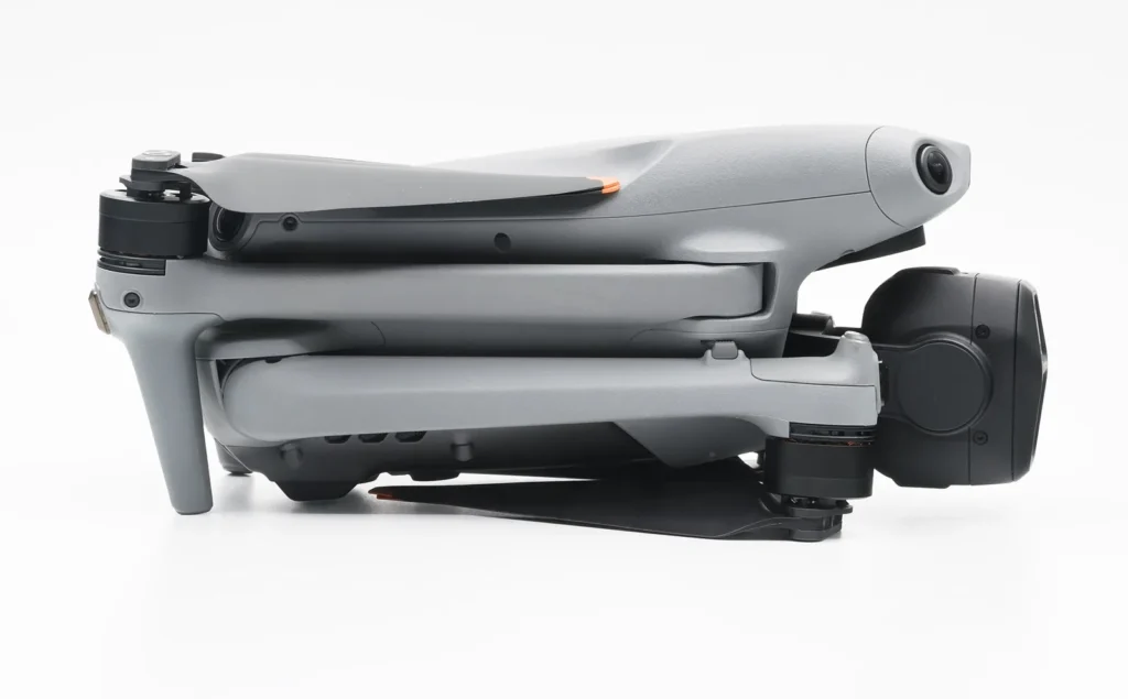 DJI Air 3S chiuso, visto di lato