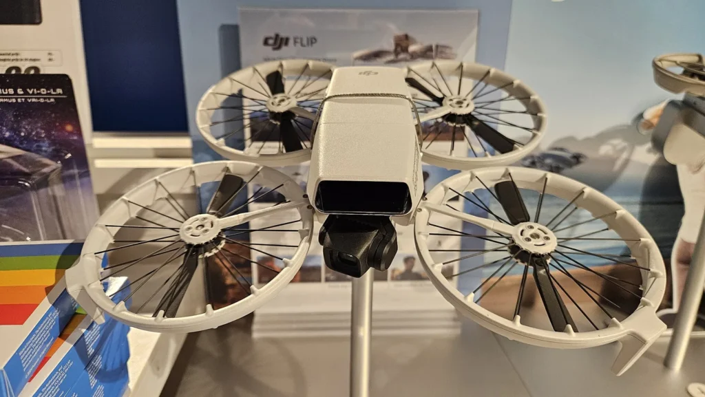 DJI Flip con il paraeliche integrale, esposto in negozio