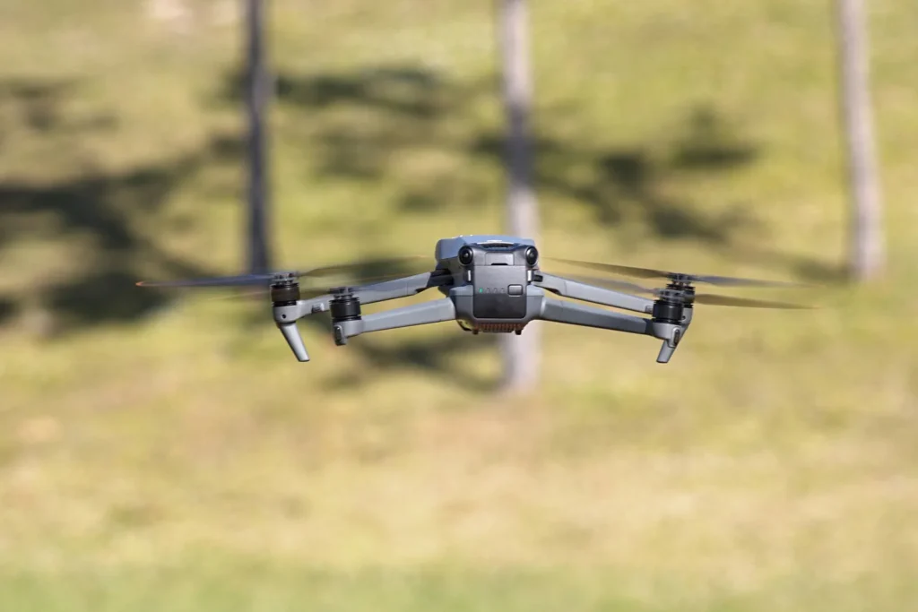 DJI Mavic 3 Classic in volo sopra un prato