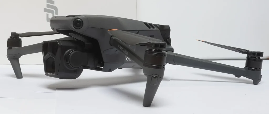 DJI Mavic 3 Pro con i bracci aperti, visto di lato