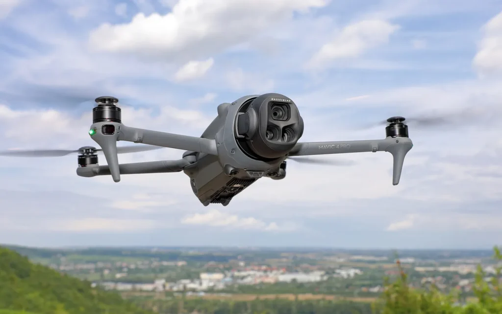 DJI Mavic 4 Pro in volo, con le tre fotocamere in vista