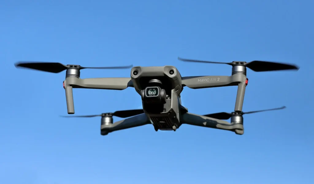 DJI Mavic Air 2 in volo nel cielo azzurro
