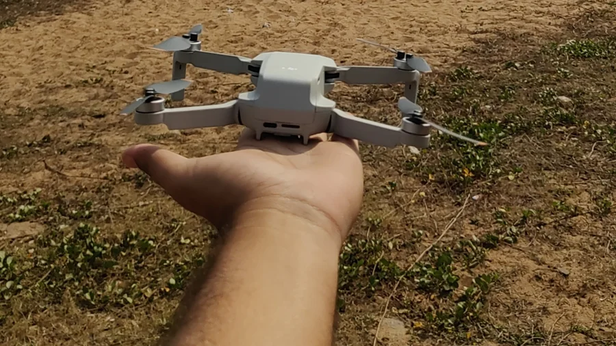 DJI Mini 2 SE appoggiato sul palmo di una mano