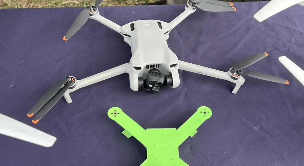 DJI Mini 3 con i bracci aperti, visto dall’alto