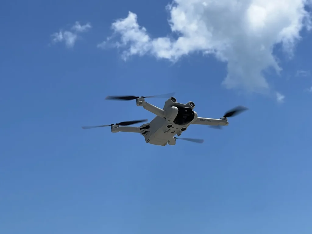 DJI Mini 3 Pro in volo nel cielo azzurro
