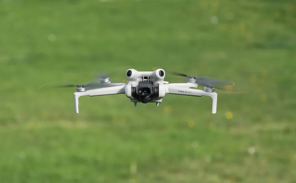 DJI Mini 4 Pro in volo sopra un prato