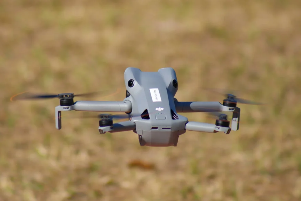 DJI Mini 5 Pro in volo sopra un prato