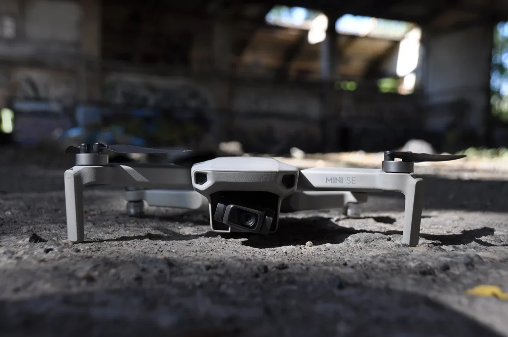 DJI Mini SE appoggiato a terra