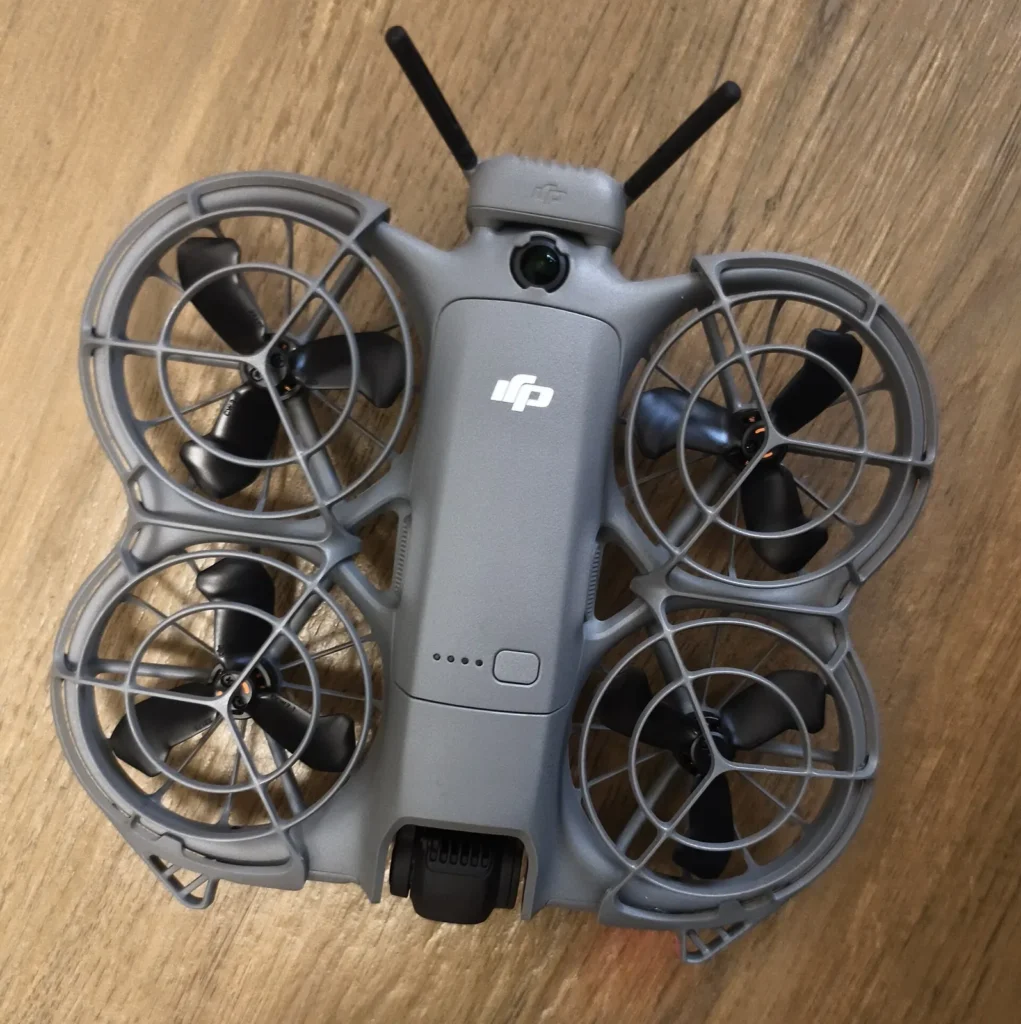 DJI Neo 2 con i paraeliche, visto dall’alto
