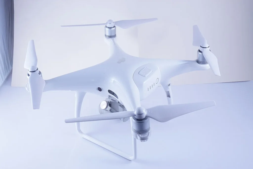 DJI Phantom 4 Pro su fondo chiaro