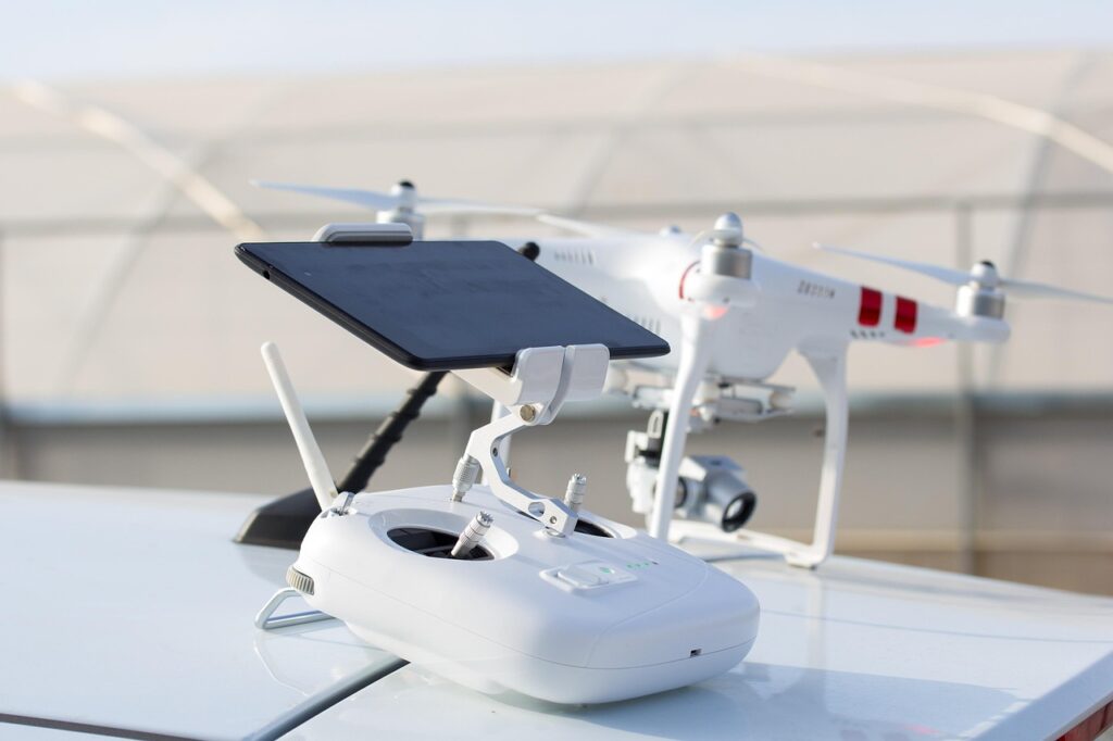 Drone bianco con radiocomando e antenne