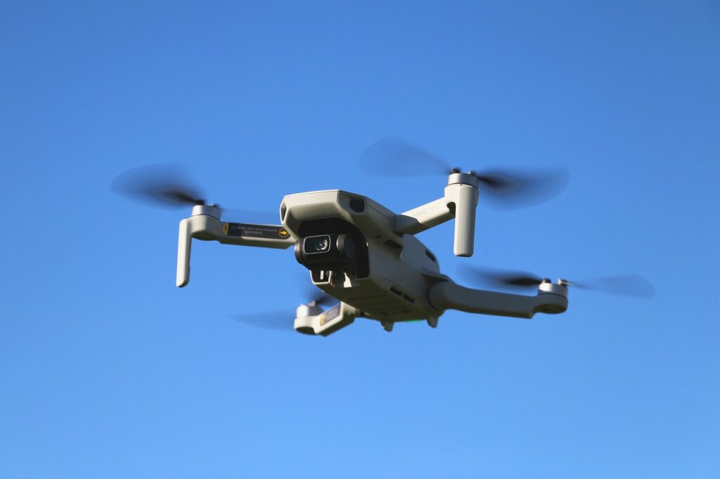 Drone leggero pieghevole in volo nel cielo azzurro