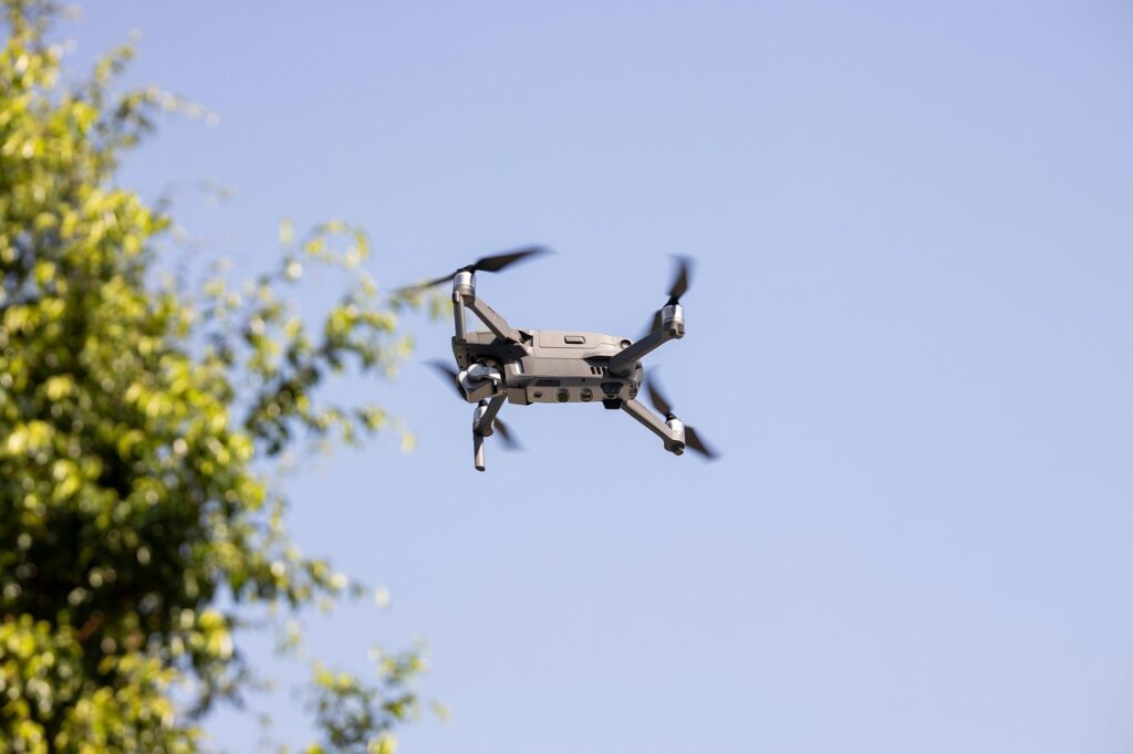 Drone in volo contro il cielo azzurro