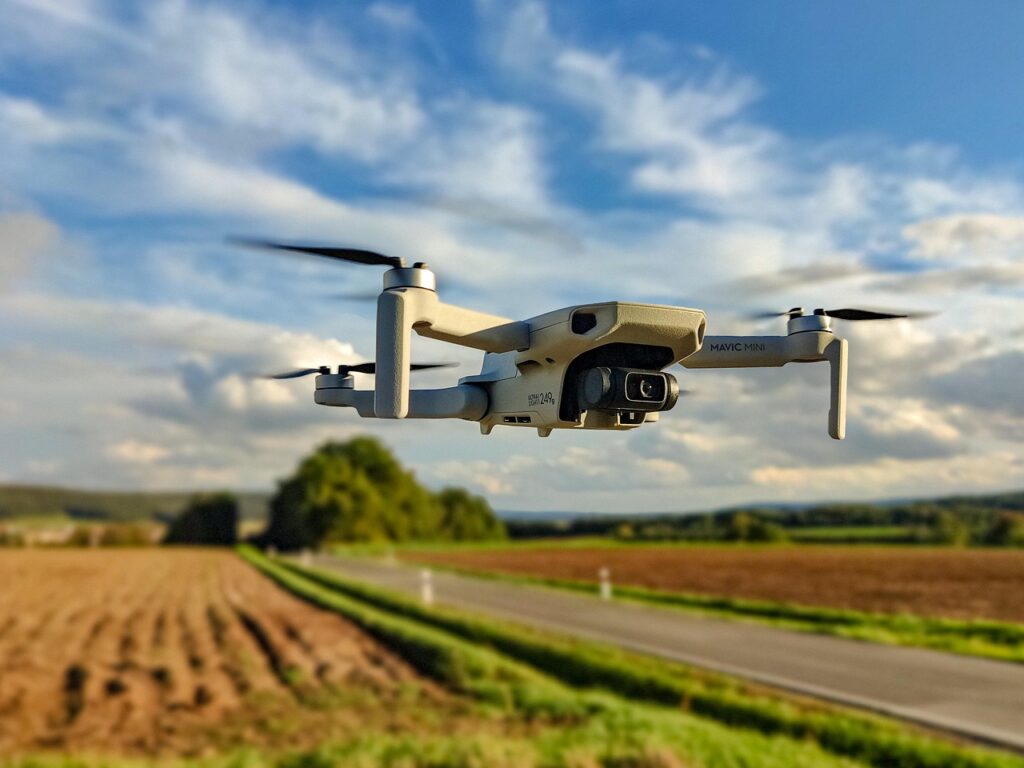 Drone in volo sopra campi coltivati