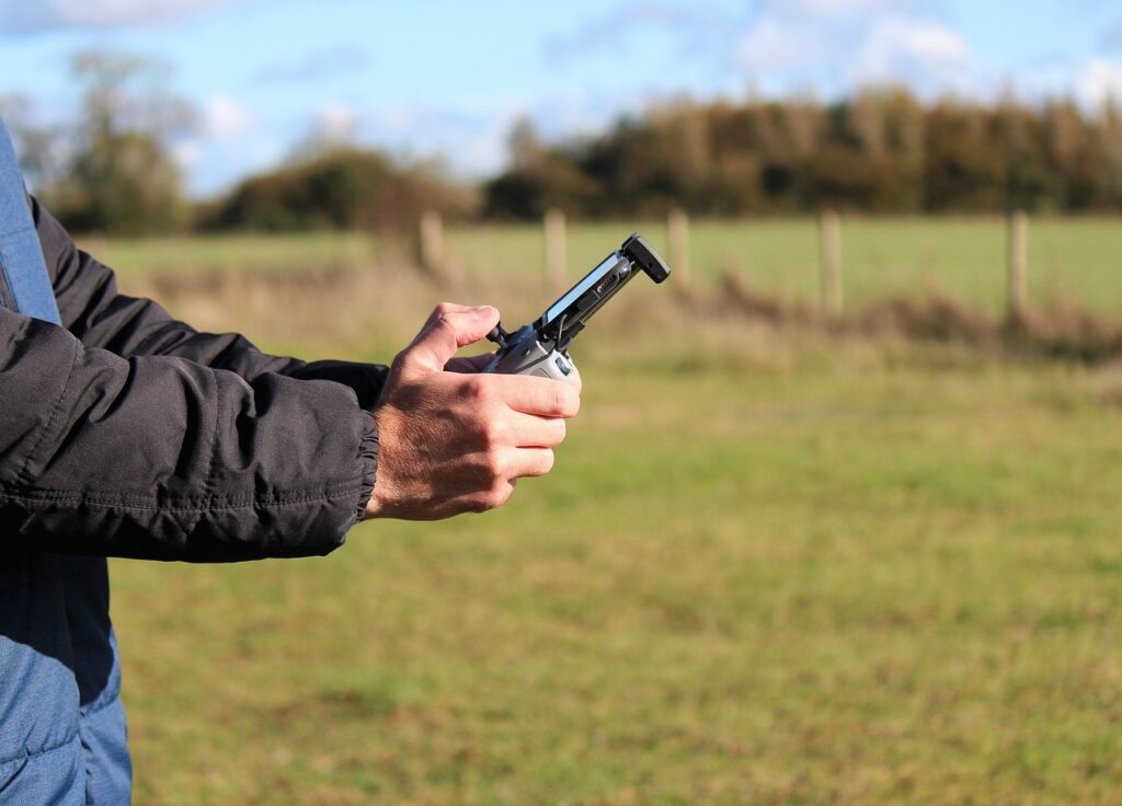 Mani che tengono il radiocomando di un drone