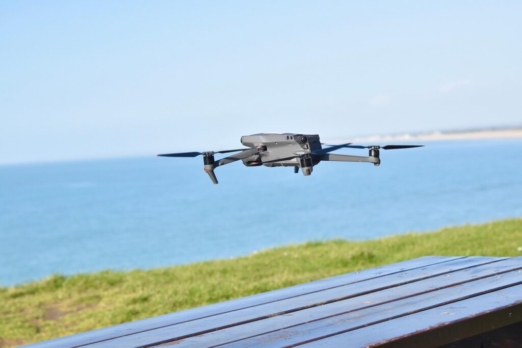 Drone in volo sopra il mare