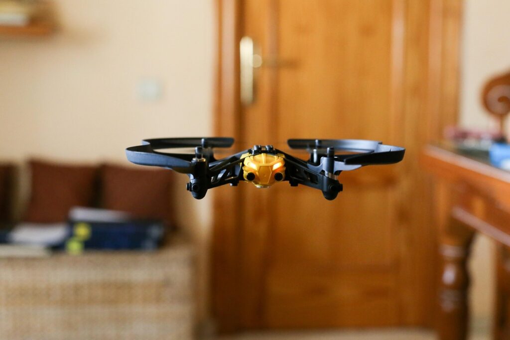 Piccolo quadricottero in volo in casa