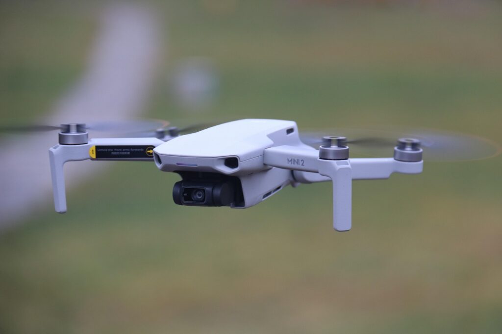 Drone leggero in volo stazionario