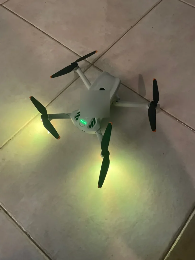 DJI Lito X1 visto dall’alto, con le luci accese