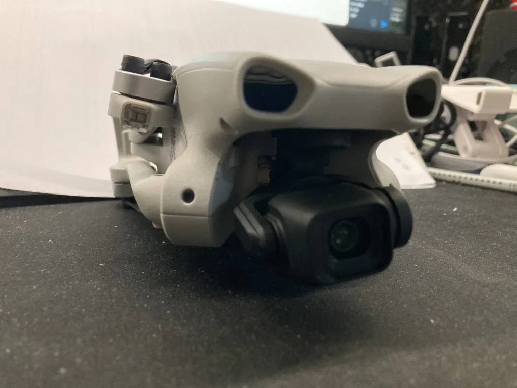 DJI Lito X1 visto di fronte, con la fotocamera e i sensori frontali