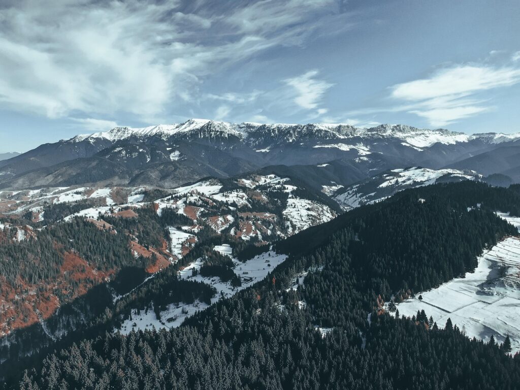 Montagne innevate viste dall’alto