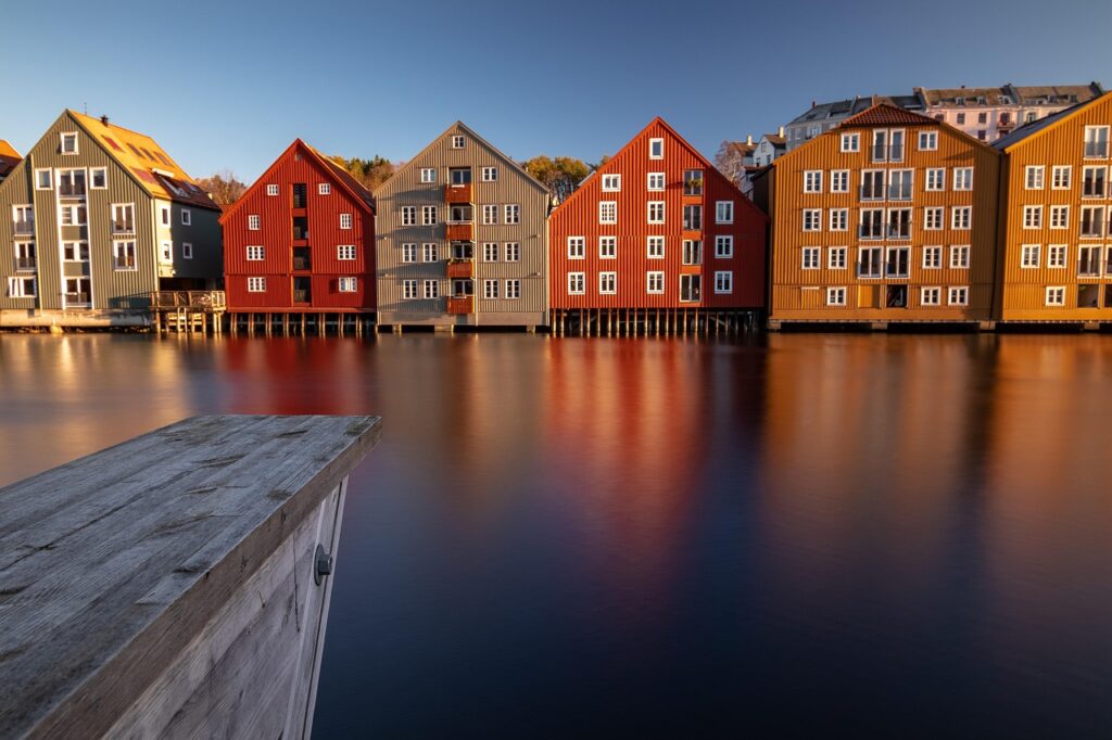 Case colorate sull’acqua in Norvegia