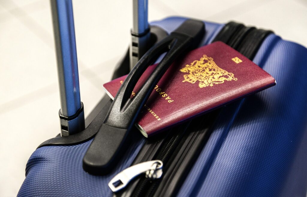 Valigia con passaporto in aeroporto