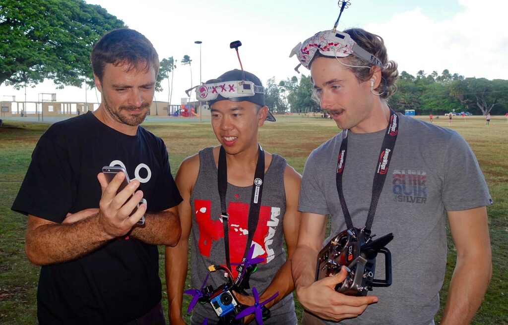 Piloti di droni FPV con visori e radiocomandi