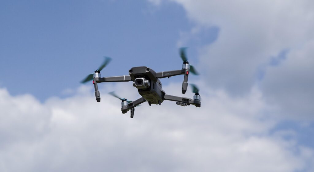 Drone in volo con il cielo nuvoloso