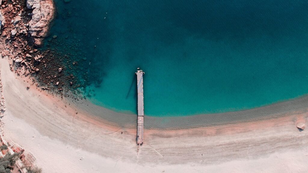 Spiaggia e pontile visti dall’alto