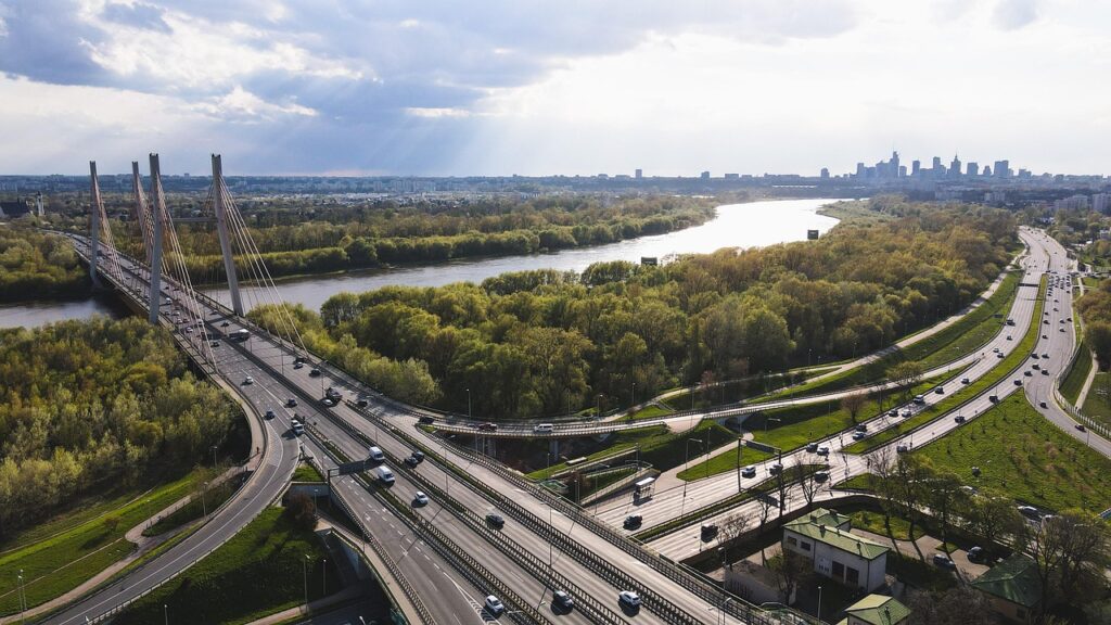 Strade a scorrimento veloce e un ponte visti dall’alto