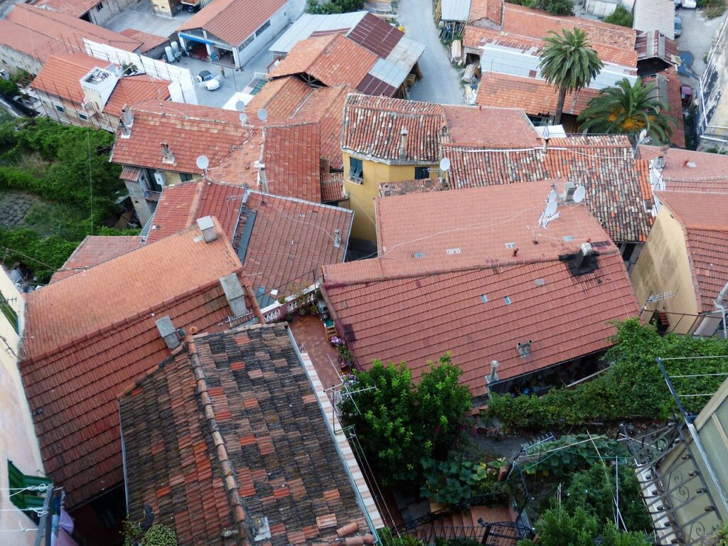 Tetti di un centro storico visti dall’alto