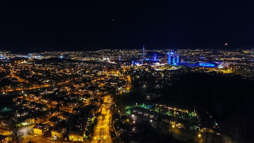 Città illuminata di notte vista dall’alto