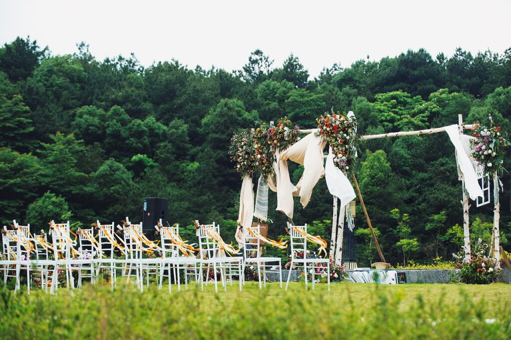 Allestimento di un matrimonio all’aperto