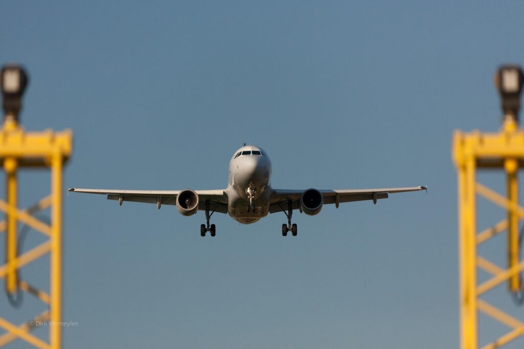Aereo di linea in avvicinamento alla pista